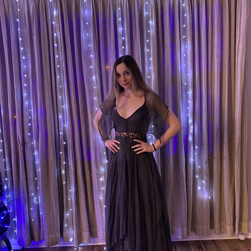 Beautiful chiffon maxi , flattering neckline. Looks great alone or belted